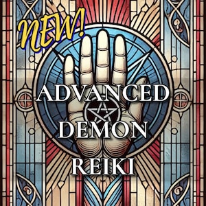 Könnte beinhalten: Ein Buntglasfenster mit einer Hand in der Mitte. Die Hand hält ein Pentagramm. Der Text "NEW! ADVANCED DEMON REIKI" ist in gelben Buchstaben auf dem Fenster geschrieben.