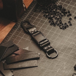 Llavero de cuero personalizado: Mosquetón de liberación rápida con hebillas magnéticas Fidlock, hecho a mano