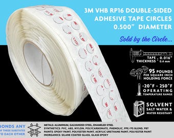 Puede incluir: Un rollo de cinta adhesiva blanca con círculos de cinta adhesiva de doble cara roja 3M VHB RP16, de 0,500" de diámetro. La cinta tiene un grosor de 0,016" y una fuerza de sujeción de 95 libras por pulgada cuadrada. El rango de temperatura de funcionamiento es de -20°F a 250°F. La cinta es resistente a solventes, agua salada y agua. Se adhiere a metales, sintéticos, pinturas e inorgánicos.
