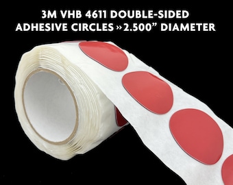 Könnte beinhalten: Rolle mit 3M VHB 4611 doppelseitigen Klebekreisen mit einem Durchmesser von 6,35 cm. Die Kreise sind rot und befinden sich auf einer weißen Unterlage.