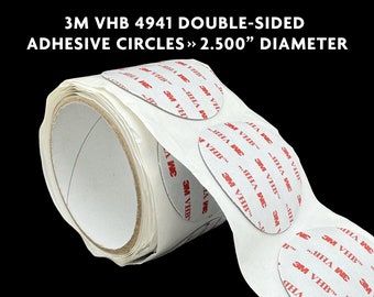 Könnte beinhalten: Eine Rolle 3M VHB 4941 doppelseitige Klebekreise, jeder mit einem Durchmesser von 6,35 cm. Die Kreise sind weiß mit einem roten 3M VHB-Logo.