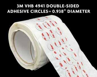Puede incluir: Un rollo de círculos adhesivos de doble cara 3M VHB 4941 con un diámetro de 2,38 cm. Los círculos son blancos con logotipos 3M rojos.