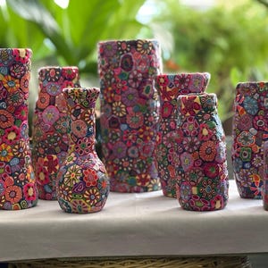 Una colección de jarrones florales originales y divertidos.