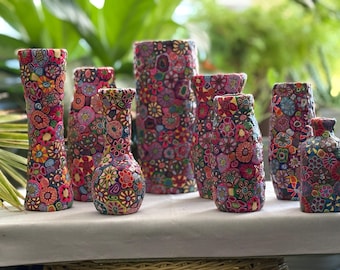 Una colección de jarrones florales originales y divertidos.