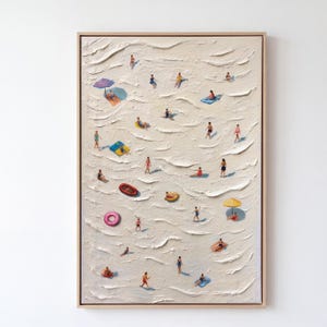 Può includere: Un dipinto rettangolare incorniciato con una superficie materica a impasto color bianco sporco che raffigura una scena di spiaggia vista dall'alto. Numerose piccole figure in costume da bagno colorato sono sparse sulla sabbia.