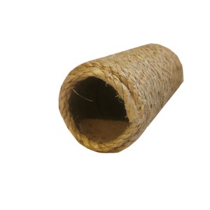 K&ouml;nnte beinhalten: Ein brauner, gewebter, zylindrischer Katzentunnel aus Naturfasern. Der Tunnel ist an einem Ende offen und bietet Katzen einen Versteckplatz.