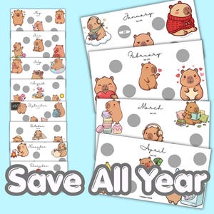 Puede incluir: Un conjunto de doce rastreadores de ahorro mensuales ilustrados con capibaras de dibujos animados. Cada rastreador tiene una ilustración de capibara diferente, con el texto "Save All Year" en la parte inferior. Los rastreadores están sobre un fondo azul claro.