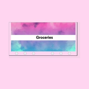 Può includere: Un design acquerellato colorato con uno striscione bianco che dice "Groceries" su uno sfondo rosa.