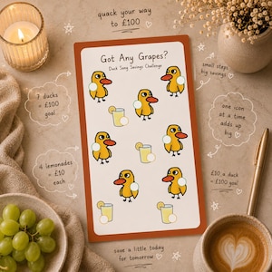 Puede incluir: Una tarjeta rectangular de desafío de ahorro titulada Got Any Grapes? Duck Song Savings Challenge. La tarjeta presenta ilustraciones de patos amarillos y vasos de limonada con círculos blancos para seguir el progreso, además de notas escritas a mano.