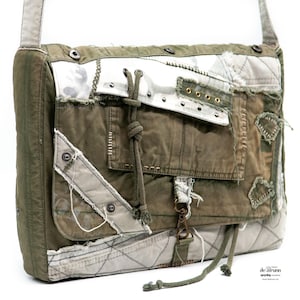Peut inclure: Un sac messager en toile verte avec plusieurs poches et patchs. Le sac a une longue sangle et une fermeture à cordon. Le sac est fabriqué à partir de matériaux recyclés et a un aspect unique et vieilli.
