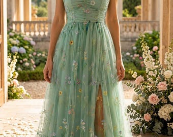 Długa sukienka w kwiaty w stylu boho w kolorze szałwiowej zieleni, sukienka dla druhny w stylu cottagecore, sukienka dla gości weselnych z tiulu w stylu vintage