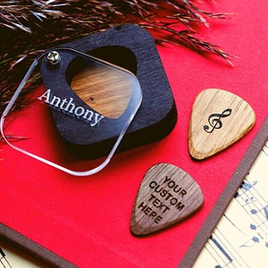 Estuche para púas personalizado, ideal como regalo de Navidad para él o ella. Estuche para púas grabado con diseño de guitarrista. Regalo navideño para novio o esposo.