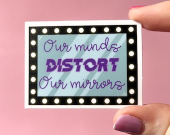 Nossas mentes distorcem nossos espelhos (adesivo à prova d'água, adesivo NEDA, recuperação de transtornos alimentares, adesivo para laptop sobre saúde mental, adesivo para terapeuta)