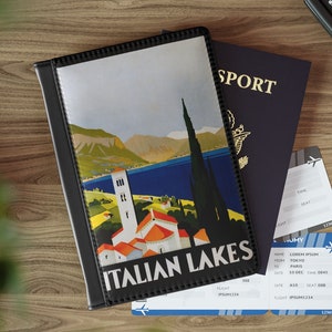Portapassaporto in pelle vegana Italia, poster di viaggio vintage dei laghi italiani, portapassaporto con blocco RFID, porta carte, regalo di addio
