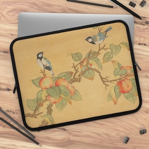 Puede incluir: Una funda para portátil con una ilustración de estilo vintage de una rama de melocotón con dos pájaros posados en las ramas. El fondo es de color amarillo claro con una textura sutil. Los pájaros están pintados en tonos de azul, negro y blanco. Los melocotones están pintados en tonos de naranja y rojo.