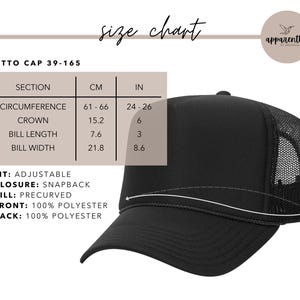 Op de afbeelding: Zwarte trucker cap met een mesh achterkant en een gebogen klep. De omtrek van de pet is 61-66 cm, de kroon is 15,2 cm, de kleplengte is 7,6 cm en de klepbreedte is 21,8 cm. Verstelbaar met een snapback sluiting.