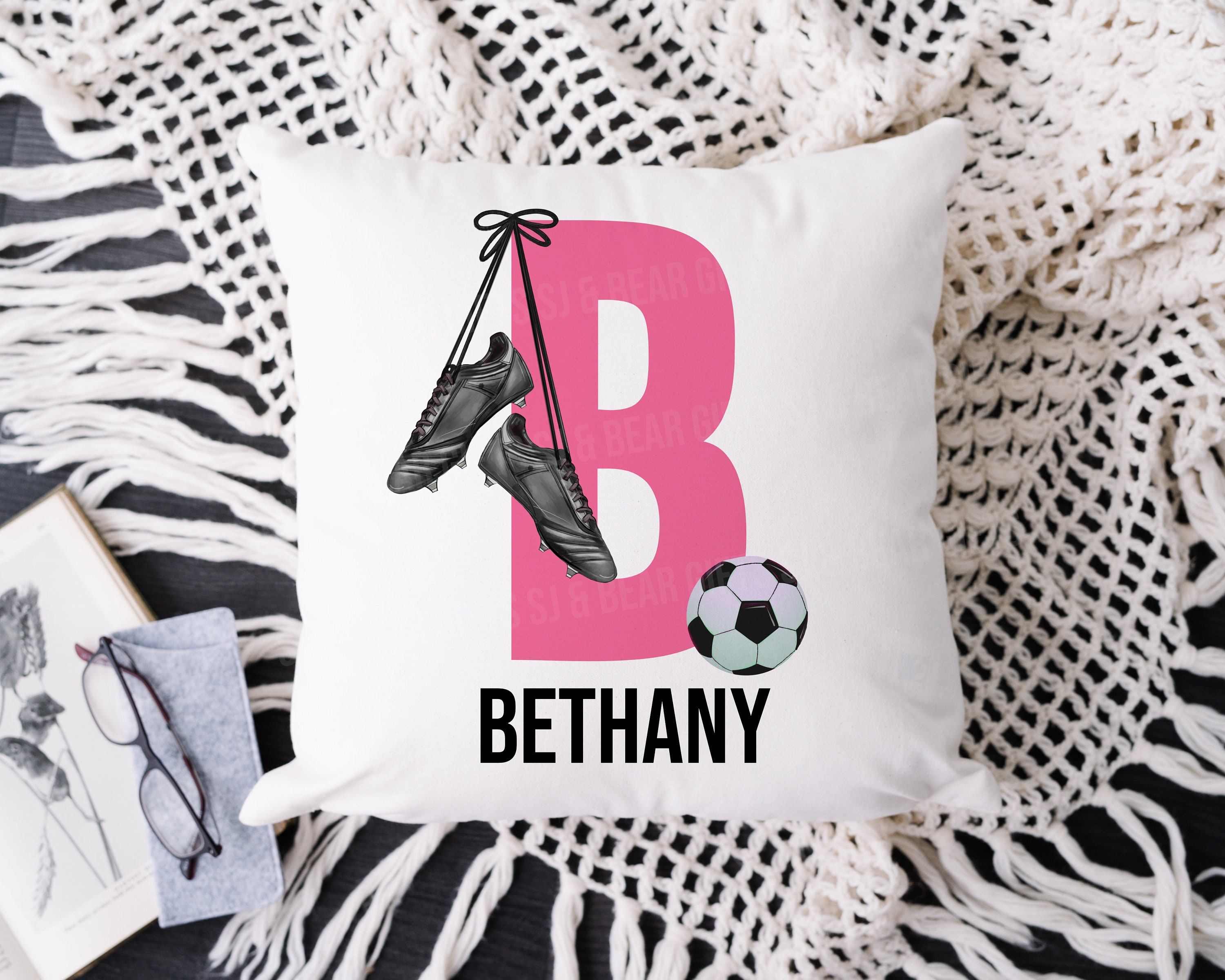 Personalisiertes Fußballkissen, bedrucktes Initialen-Namensdesign, Fußball-Kissen, Kissen für Mädchen-Jungen-Schlafzimmer, Weihnachtsgeschenk