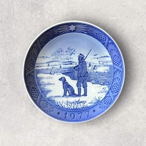 1977 Royal Copenhagen Immervad Bridge Collectors Plate Hunter & Dog Blue White