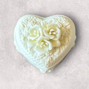 Vintage Porcelain Ceramic Off White Cream Jewelry/Trinket Box With Lid