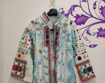 Cappotto Suzani, giacca Suzani da donna, giacca ricamata in cotone indiano, cappotto ricamato fatto a mano, veste kimono Suzani, giacca ricamata suzani,