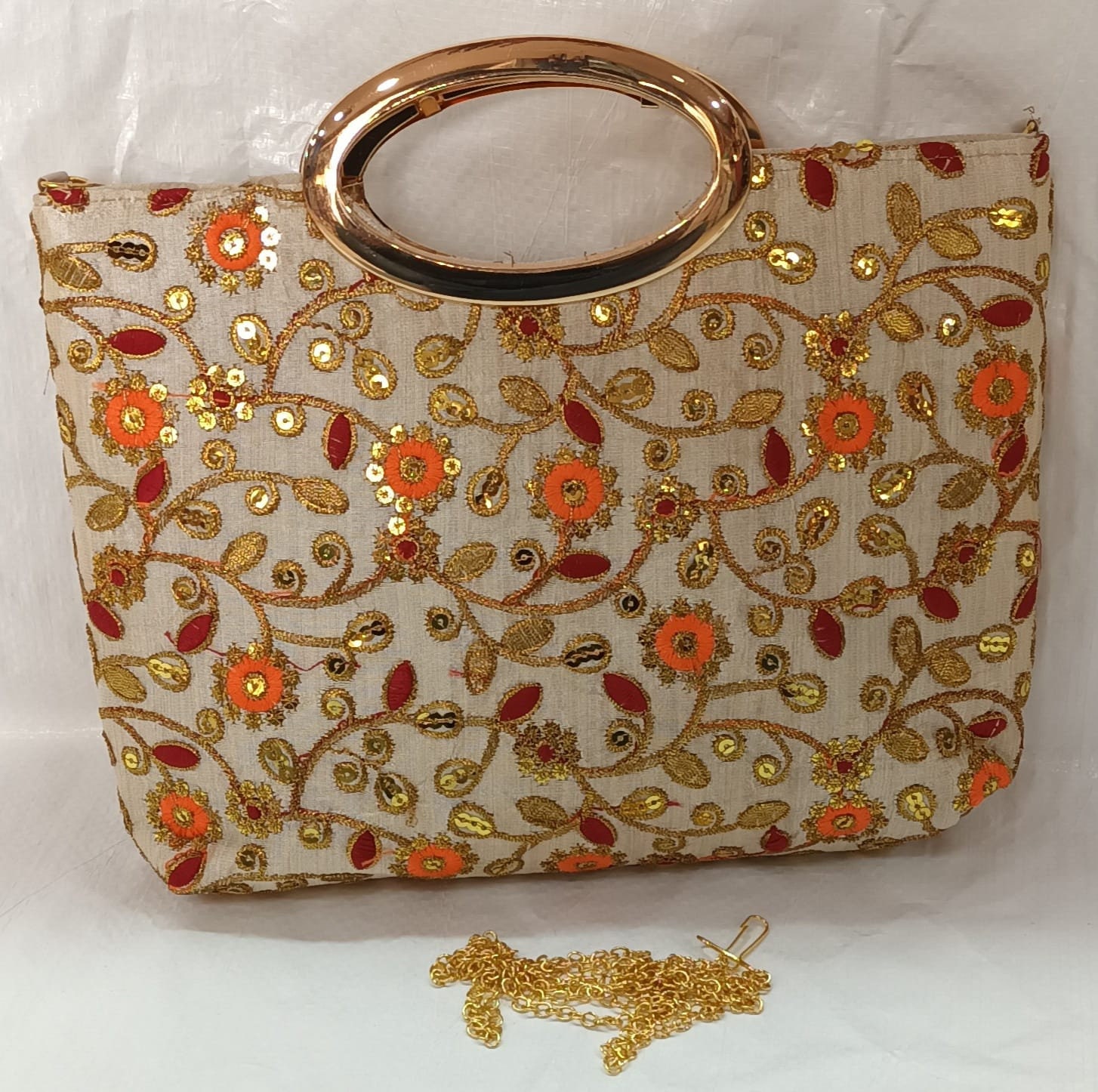 Female Golden and Silver Ladies Party Wear Clutch Bag, Size: 6 X 8 X 4 Inch  ( L X H X W ) at Rs 340 in New Delhi