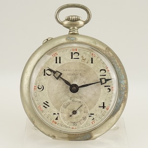 Könnte beinhalten: Eine silberne Vintage-Taschenuhr mit weißem Zifferblatt, schwarzen Zeigern und roten Ziffern. Das Zifferblatt enthält das Wort "REGULATEUR SERVICE" und ein kleineres Hilfszifferblatt. Die Uhr hat oben eine Schlaufe für eine Kette.