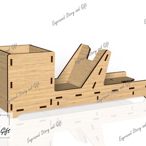 K&ouml;nnte beinhalten: Holz-Schreibtisch-Organizer mit einem Fach f&uuml;r Stifte und Bleistifte, einem Telefonst&auml;nder und einem kleinen Tablett. Der Organizer ist aus hellbraunem Holz gefertigt und hat ein schlichtes, modernes Design.