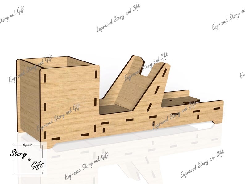 K&ouml;nnte beinhalten: Holz-Schreibtisch-Organizer mit einem Fach f&uuml;r Stifte und Bleistifte, einem Telefonst&auml;nder und einem kleinen Tablett. Der Organizer ist aus hellbraunem Holz gefertigt und hat ein schlichtes, modernes Design.