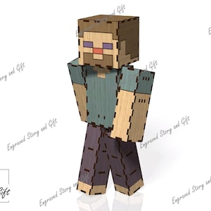 Puede incluir: Figura de madera del personaje de Minecraft. La figura está construida con piezas de madera entrelazadas, con un diseño pixelado. El personaje tiene una camisa azul claro, pantalones morados y una cabeza de color beige con una cara pixelada. El texto "Story & Gift".