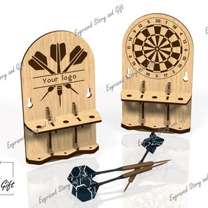 Könnte beinhalten: Dartscheibe und Dartpfeilhalter-Set aus Holz. Die Dartscheibe hat ein klassisches Zielscheibendesign mit Zahlen. Der Halter hat Schlitze für Darts und den Text "Your logo". Enthält drei Darts.