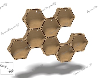 Puede incluir: Una estantería de madera en forma de panal con seis estantes hexagonales. Los estantes son de madera marrón claro y tienen un borde marrón oscuro. Los estantes están dispuestos en forma de panal y están montados en una pared.