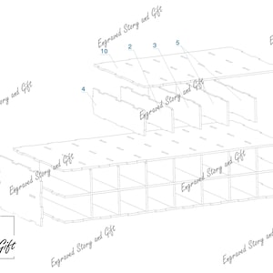 K&ouml;nnte beinhalten: Diagramm, das zeigt, wie man ein Holzregal mit den Worten "Engraved Story and Gift" auf jedem Teil zusammenbaut. Das Regal hat 12 F&auml;cher.