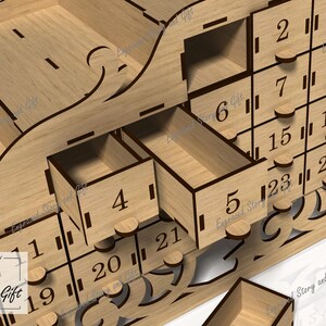 K&ouml;nnte beinhalten: Holz-Adventskalender in Form einer Kutsche mit 24 nummerierten Schubladen. Die Schubladen sind ge&ouml;ffnet und zeigen die Nummern 1, 2, 3, 4, 5, 6, 7, 8, 15, 16, 19, 20, 21, 23 und 24.