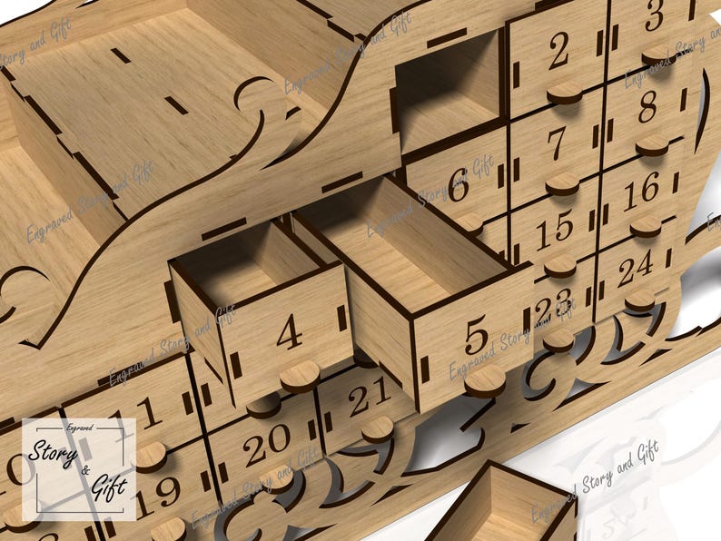 K&ouml;nnte beinhalten: Holz-Adventskalender in Form einer Kutsche mit 24 nummerierten Schubladen. Die Schubladen sind ge&ouml;ffnet und zeigen die Nummern 1, 2, 3, 4, 5, 6, 7, 8, 15, 16, 19, 20, 21, 23 und 24.
