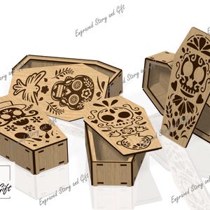 以下が含まれることがあります： 木製の棺型の箱で、死者の日のスカルデザインが刻まれています。明るい茶色の箱には、スカル、花、その他の装飾要素の複雑なパターンがあります。一部の箱は蓋が開いています。