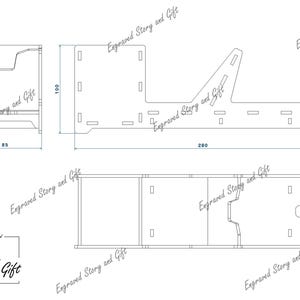 K&ouml;nnte beinhalten: Linienzeichnung eines Holzregals mit in Zoll angegebenen Ma&szlig;en. Das Regal ist f&uuml;r die Aufbewahrung mehrerer Gegenst&auml;nde wie Flaschen oder Gl&auml;ser konzipiert. Das Design umfasst ein oberes Regal, ein unteres Regal und eine R&uuml;ckwand. Der Text "Engraved Story and Gift" erscheint mehrmals auf der Zeichnung.