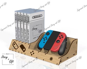 Könnte beinhalten: Ein Holz-Organizer für Spielkonsolen mit Schlitzen für Spielkassetten und Controller. Der Organizer enthält ein Set von Nintendo Switch-Spielkassetten und einen blau-roten Controller. Der Text "Story & Gift" ist sichtbar.
