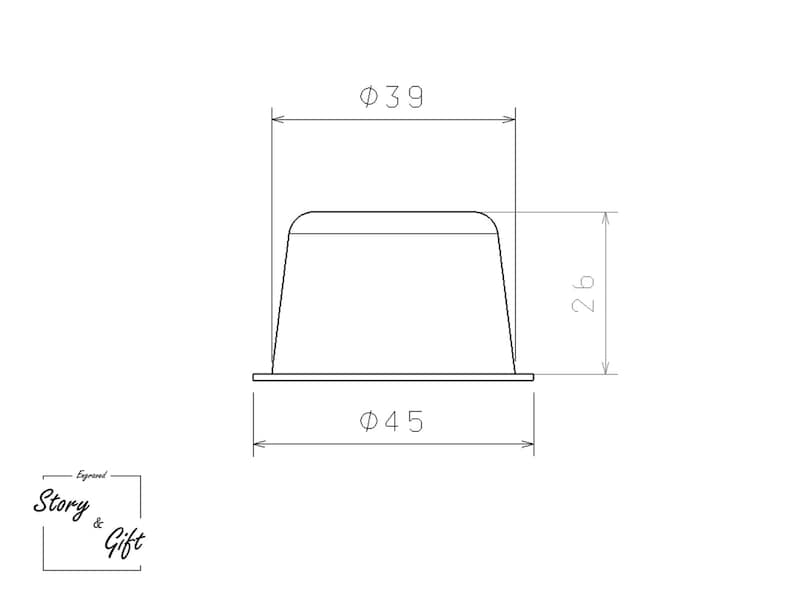 May include: Line drawing of a coffee pod with dimensions: 3.9 inches in diameter and 2.6 inches in height. The pod has a flat bottom and a rounded top. The pod is 4.5 inches in diameter at the base.