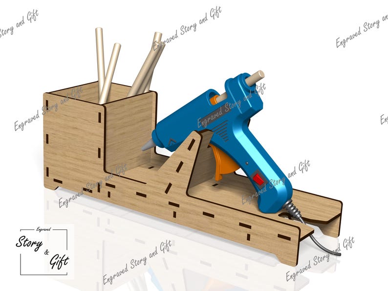 K&ouml;nnte beinhalten: Ein Holzst&auml;nder mit einem Fach zum Aufbewahren von Stiften oder anderen Utensilien und einem Halter f&uuml;r eine blaue Hei&szlig;klebepistole. Die Hei&szlig;klebepistole hat einen orangefarbenen Abzug und ein schwarzes Netzkabel.