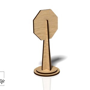 Op de afbeelding: Een achtekkig houten bord met een standaard. Het bord is leeg en klaar om te worden gepersonaliseerd.