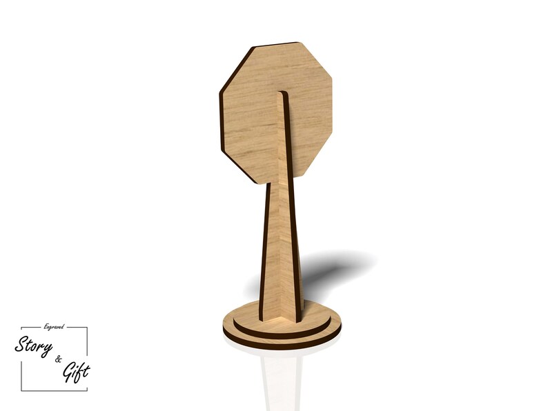 Op de afbeelding: Een achtekkig houten bord met een standaard. Het bord is leeg en klaar om te worden gepersonaliseerd.