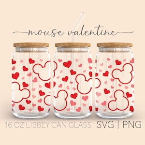 Puede incluir: Tres tarros de vidrio de 473 ml con tapas de madera y orejas de Mickey Mouse rojas y corazones impresos en ellos. Los tarros son para bebidas y tienen una pajita en el tarro del medio. SVG | PNG