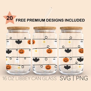 Puede incluir: Tres tarros de vidrio de 473 ml con tapas de madera y un dise&ntilde;o de tem&aacute;tica de Halloween. Los tarros presentan una cadena de luces con fantasmas, murci&eacute;lagos y calabazas. El texto "20 FREE PREMIUM DESIGNS INCLUDED" est&aacute; en la parte superior de la imagen. El texto "16 OZ LIBBEY CAN GLASS SVG | PNG" est&aacute; en la parte inferior de la imagen.
