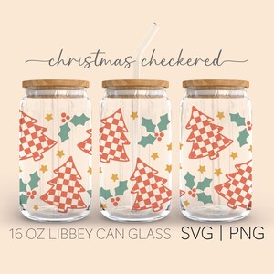 Könnte beinhalten: Drei 473 ml Glas-Dosenbecher mit einem weihnachtlichen Karomuster. Das Muster zeigt rot-weiß karierte Weihnachtsbäume, grüne Stechpalmenblätter, rote Beeren und goldene Sterne. Die Becher haben Holzdeckel und sind bereit für ein festliches Getränk.