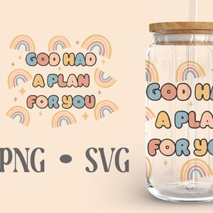 Op de afbeelding: Een doorzichtige glazen tumbler met een houten deksel en een rietje. De tumbler heeft een herhalend patroon van kleurrijke regenbogen en sterren met de tekst "God had a plan for you" in een kleurrijk, bubbelvormig lettertype.