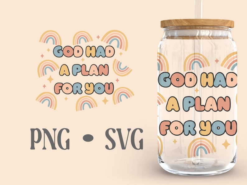 Op de afbeelding: Een doorzichtige glazen tumbler met een houten deksel en een rietje. De tumbler heeft een herhalend patroon van kleurrijke regenbogen en sterren met de tekst "God had a plan for you" in een kleurrijk, bubbelvormig lettertype.