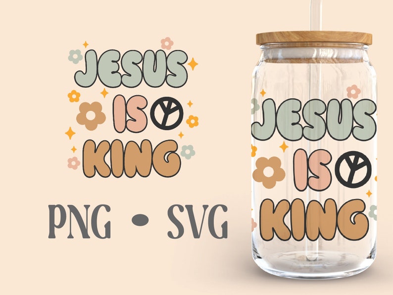 Op de afbeelding: Een glazen pot met een houten deksel en een rietje. De pot heeft een ontwerp erop dat "Jesus is Koning" zegt in een retro-lettertype met vredestekens en bloemen. Het ontwerp is in tinten groen, roze, oranje en zwart.