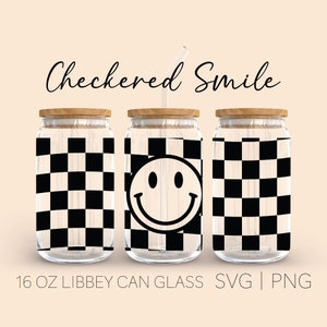 Könnte beinhalten: Drei 473 ml Glas-Dosenbecher mit einem karierten Schwarz-Weiß-Muster. Der mittlere Becher hat ein schwarzes Smiley-Gesicht darauf. "Checkered Smile" steht über den Bechern.