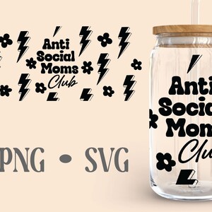 May include: A clear glass tumbler with a black and white design featuring the text "Anti Social Moms Club" and lightning bolts and flowers. The tumbler has a wooden lid and a straw.