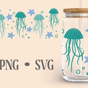 Pode incluir: Um copo de vidro transparente com tampa de madeira e um canudo. O copo tem um design de &aacute;guas-vivas azuis e verdes e estrelas do mar azuis. O texto "PNG - SVG" &eacute; vis&iacute;vel na parte inferior da imagem.